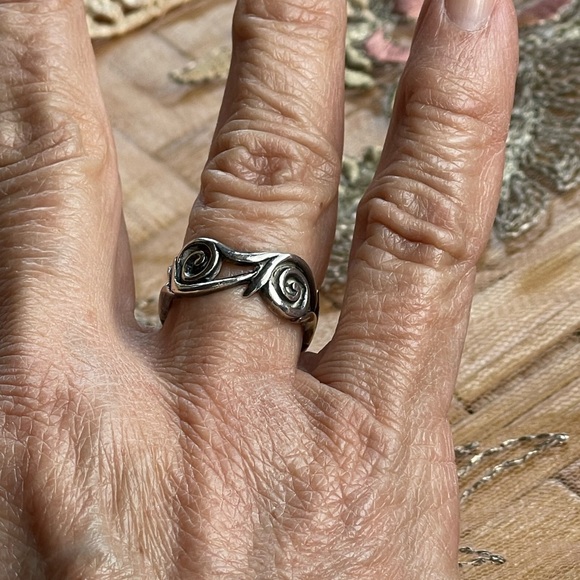 Sterling silver rose & thorn band ring - Picture 5 of 8